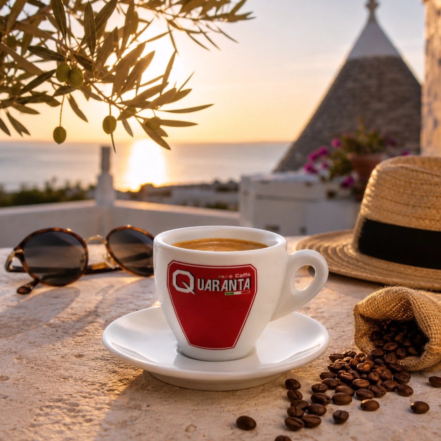 Eine Tasse Quaranta Caffè vor einer sommerlichen Kulisse der Adriaküste im süditalienischen Apulien