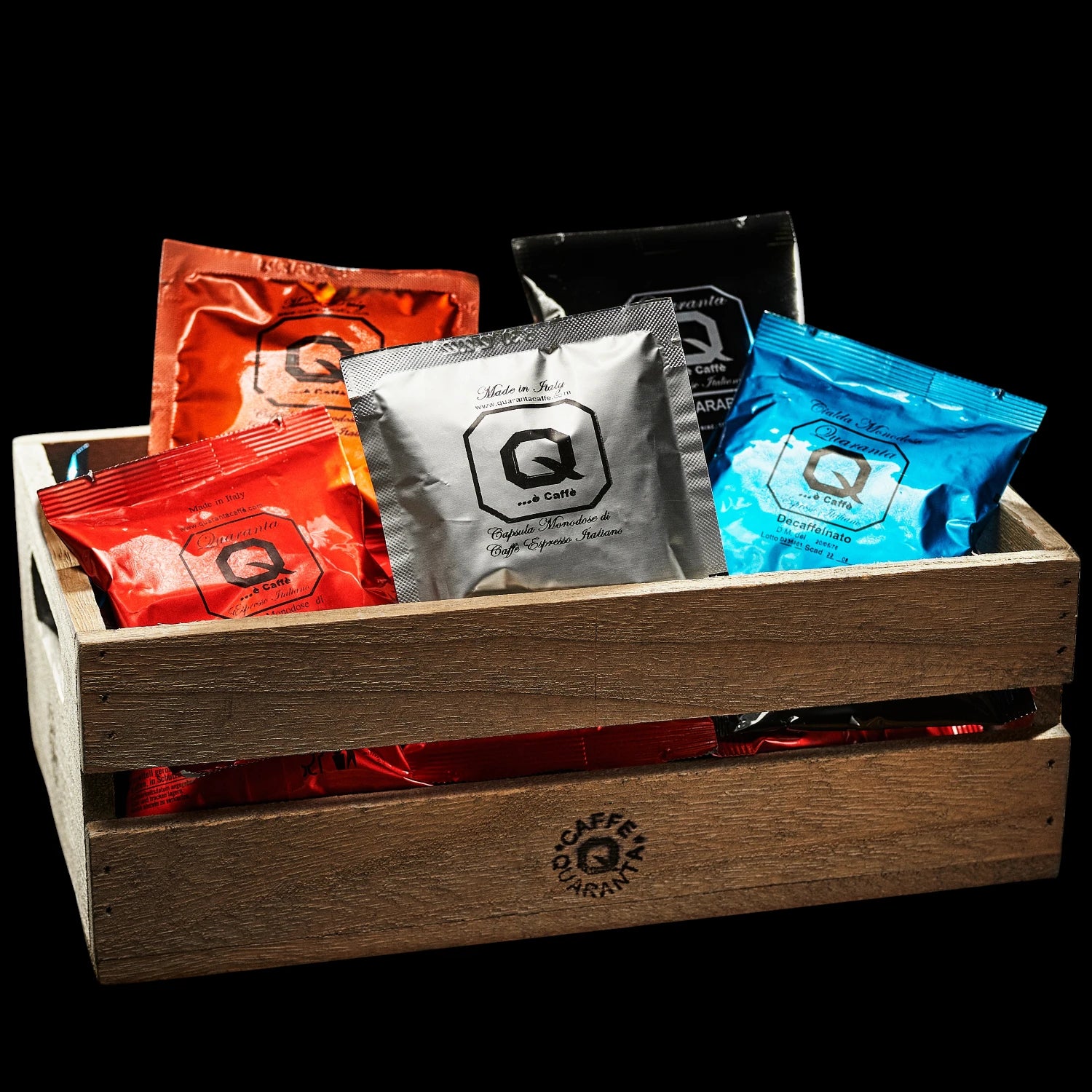 Kleine Holzkiste mit einer Auswahl von Quaranta Caffè „Cialde“ E.S.E. Pads in verschiedenen Röstungen