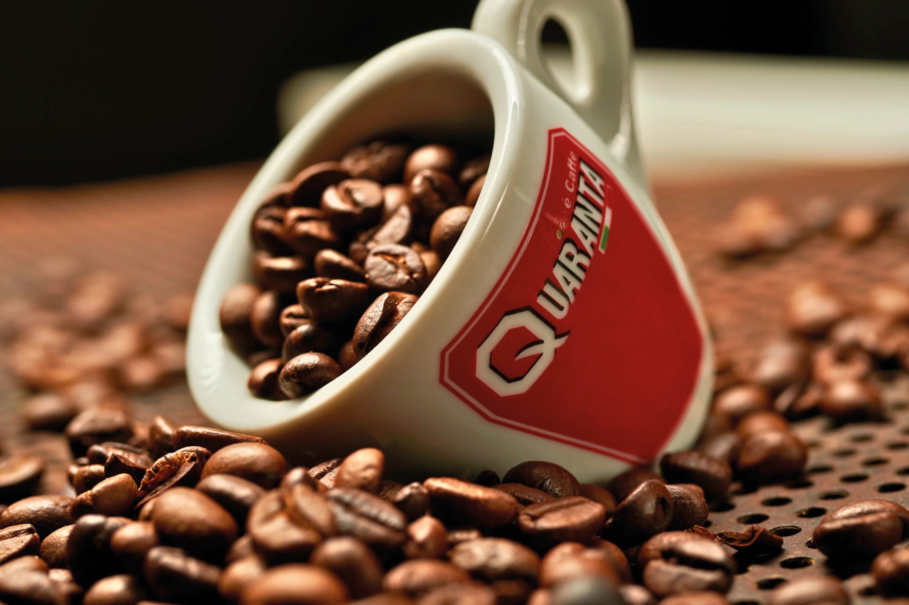 Quaranta Caffè – frisch geröstete Kaffeebohnen mit traditioneller Espresso-Tasse