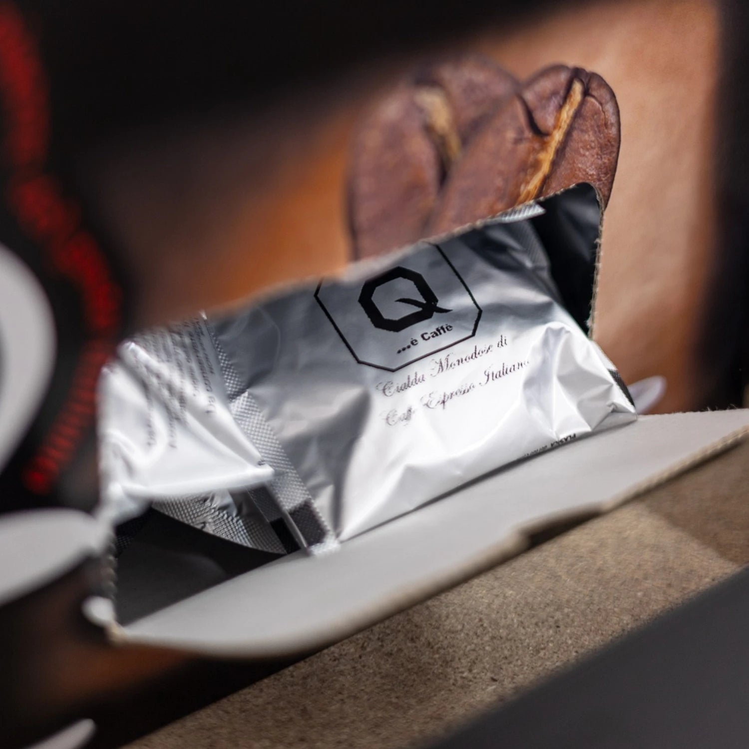 Nahaufnahme einer verpackten Quaranta Caffè Nespresso-Kapsel in einer formschönen Vorratsbox