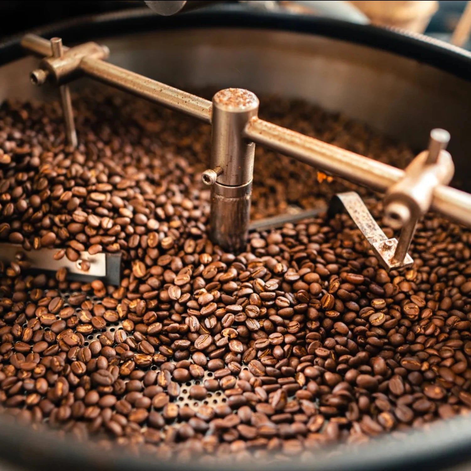 Italienischer Kaffee im Prozess der traditionellen Trommelröstung – Voraussetzung für einen säurearmen Kaffee mit vollem Aroma