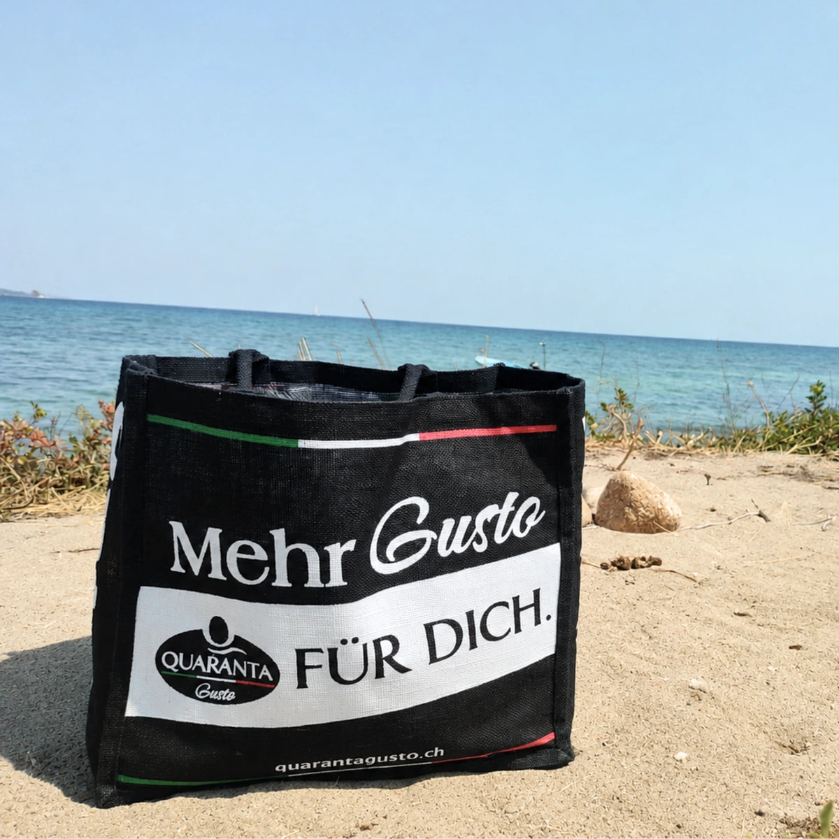 Quaranta Jute-Tasche „Mehr Gusto für Dich“ am Strand „La Cinta“ bei San Teodoro, Sardinien