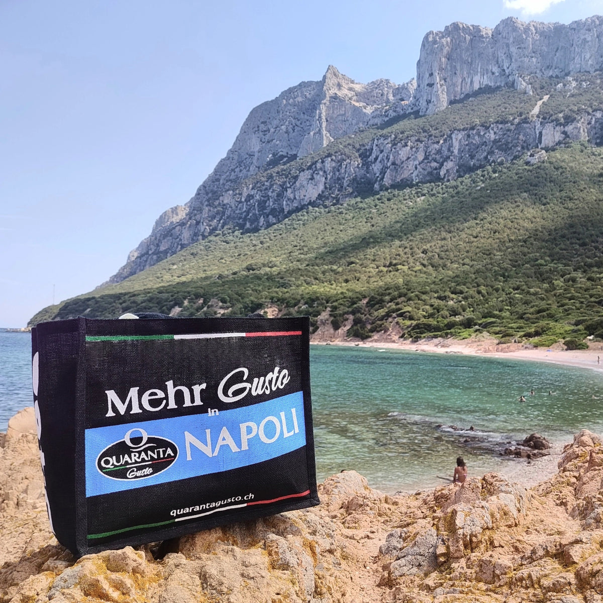 Quaranta Jute-Tasche „Napoli“ am Strand von Tavolara, einer der sardischen Nordostküste vorgelagerten Insel