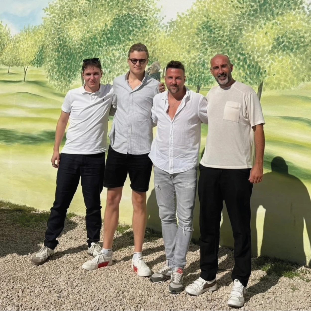 Das Team von Quaranta Gusto zusammen mit Igor vom lokalen Produzenten in Alghero, Sardinien