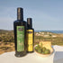 Das Quaranta „Terra del Gusto“ Duo aus charaktervollem Olivenöl und aromatischem italienischem Weinessig; aufgenommen an der sardischen Küste