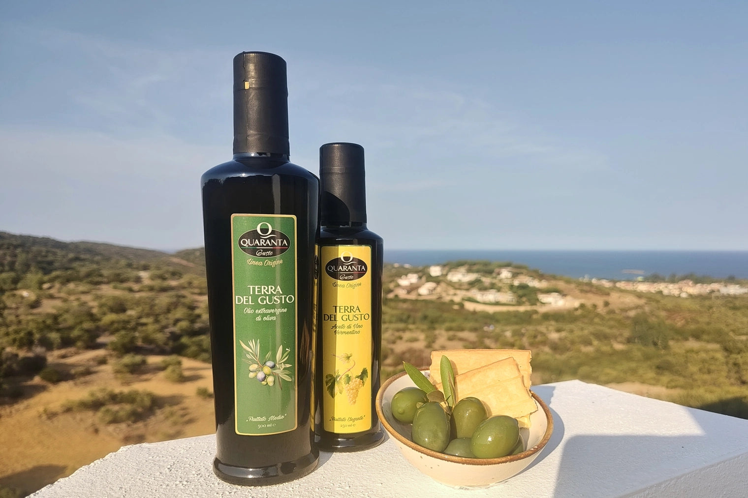 Das Quaranta „Terra del Gusto“ Duo aus charaktervollem Olivenöl und aromatischem italienischem Weinessig; aufgenommen an der sardischen Küste