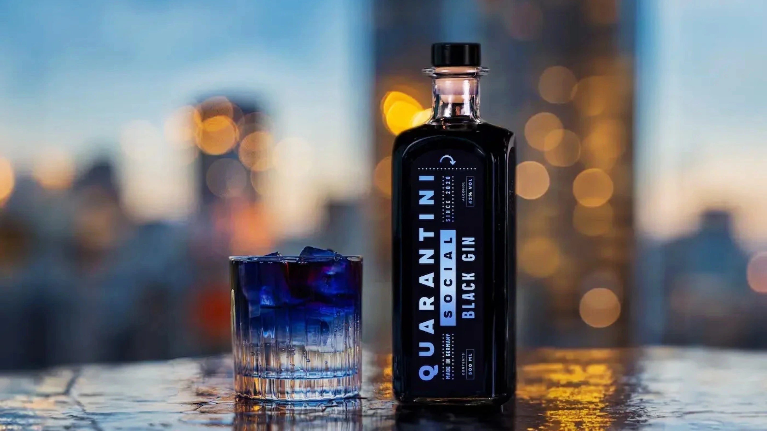 Quarantini Black Gin vor Sommerabend-Kulisse
